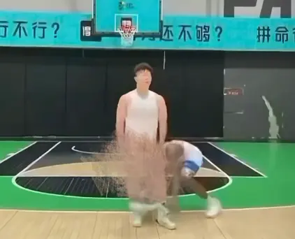 《牛教练的裤子》1080P高清播放-牛教练球场追黑哥算谁犯规-牛教练的裤子无删减视频全网同步