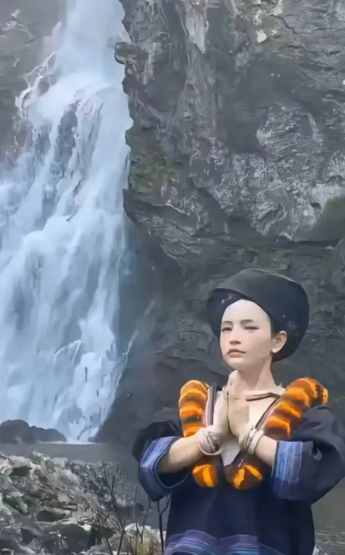 《高山流水遇瀑布》原视频来源在哪里-《高山流水遇瀑布》免费高清观看-苗族少女瀑布前凝神静气原声视频在线看