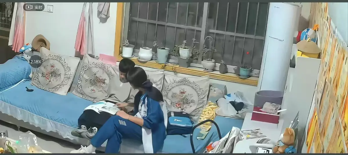 《来自姐姐的爱》无删减完整版在线播放-全网热议短片来自姐姐的爱全集-监控下辅导作业名场面高清免费观看