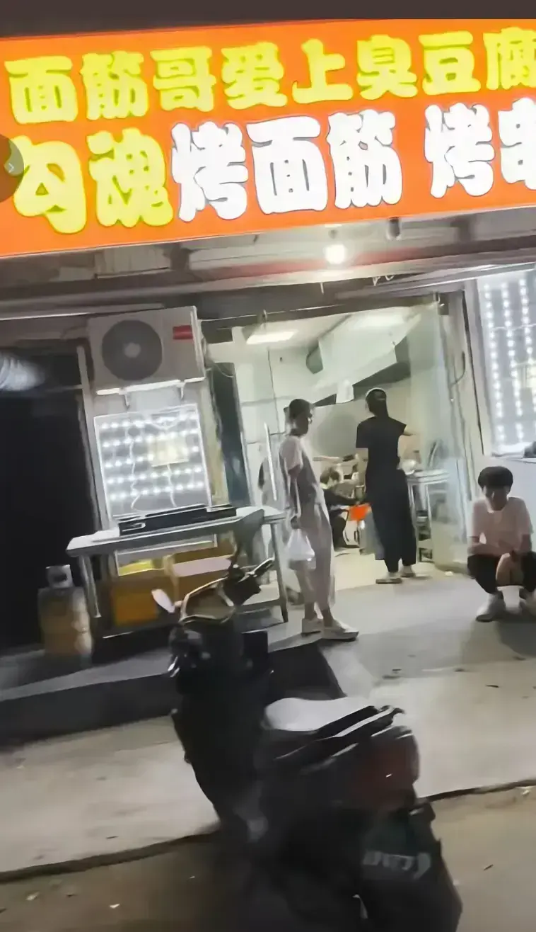《安平勾魂面筋哥丈母娘事件》完整视频1080P无删减高清免费在线观看-丈母娘被一根面筋征服全网爆红-安平勾魂面筋哥事件全集